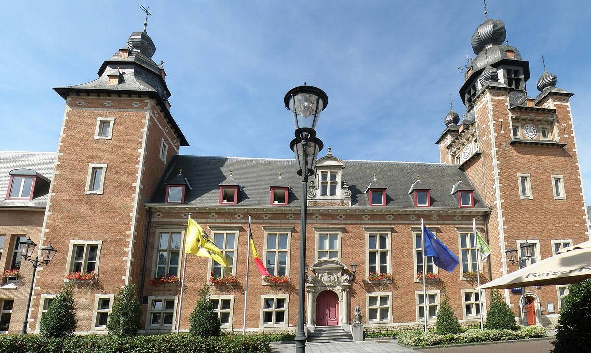 Het gemeentehuis van Duffel: rode baksteen met witte natuursteen en twee torens